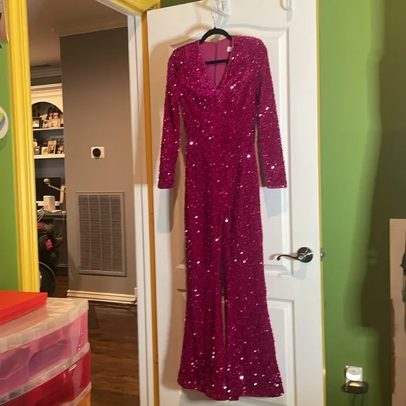 Faeriesty HOT 🩷 Pink Sequin Jumpsuit with V-Neck small - Picture 2 of 6